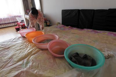 蒙阴楼上漏水，住户失联，小区没物管，业主维权难！律师来支招……